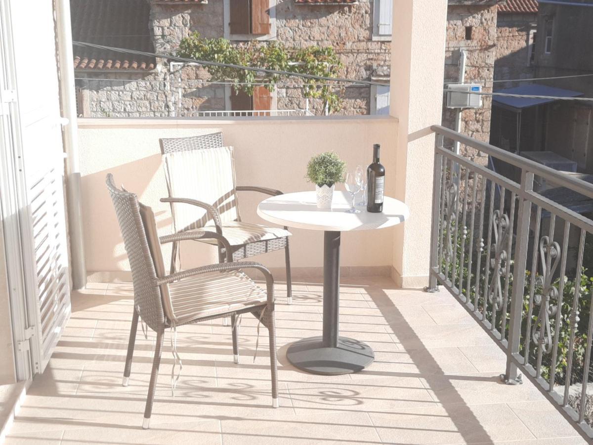 Apartments Villa Beba Комижа Экстерьер фото